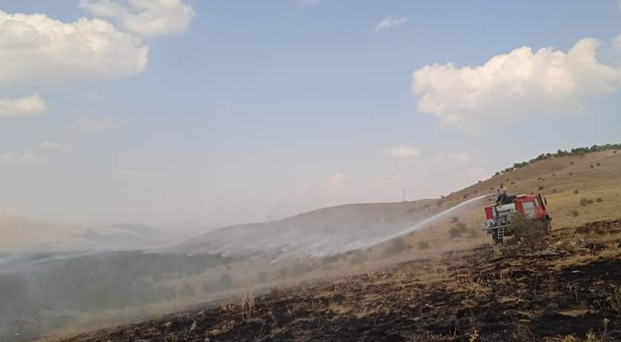 Çiftçileri korkutan yangın! Vişne bahçesine sıçramadan söndürüldü